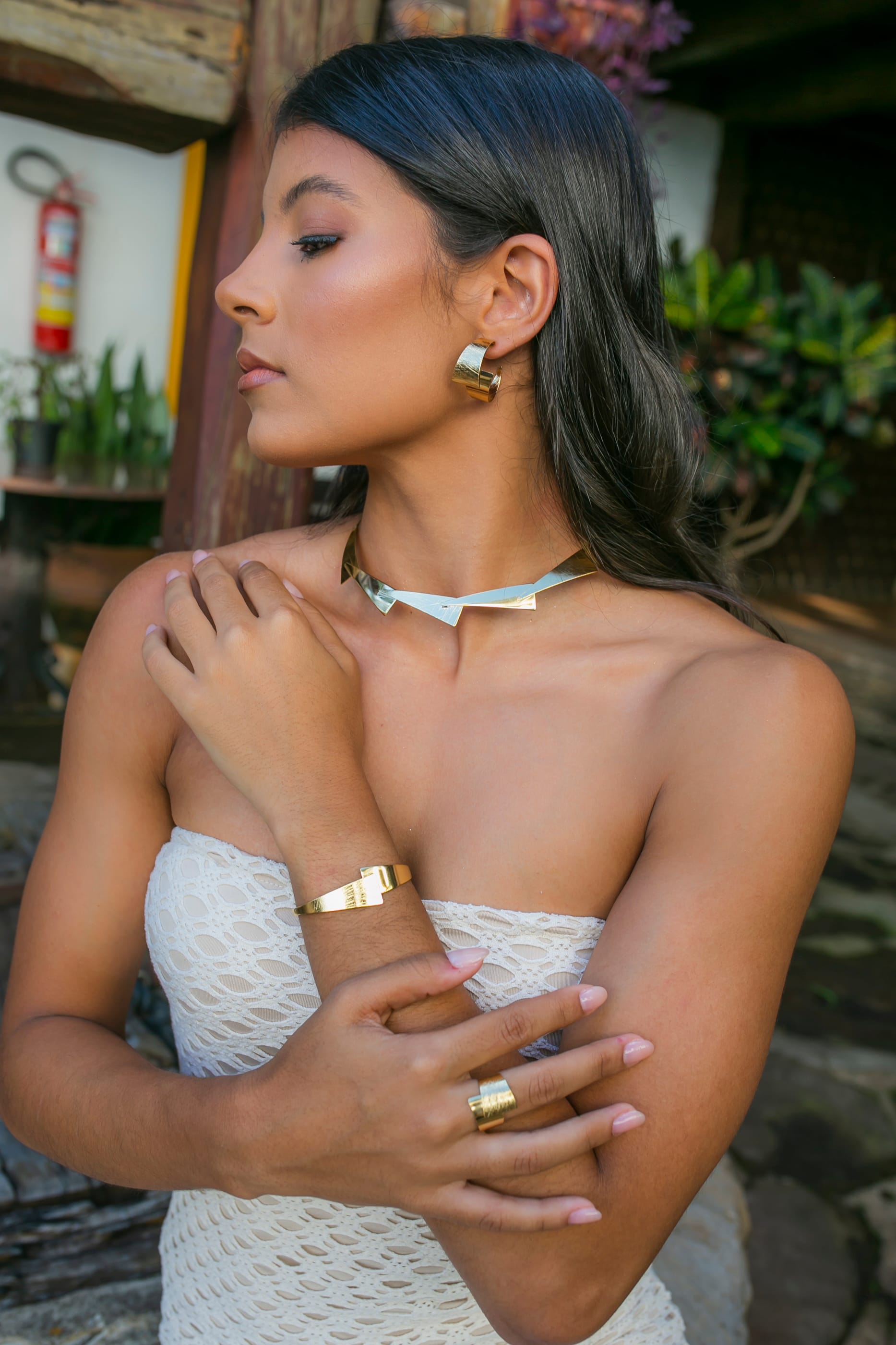 Perfil de modelo exibindo brincos de design exclusivo Ferreiras.Me