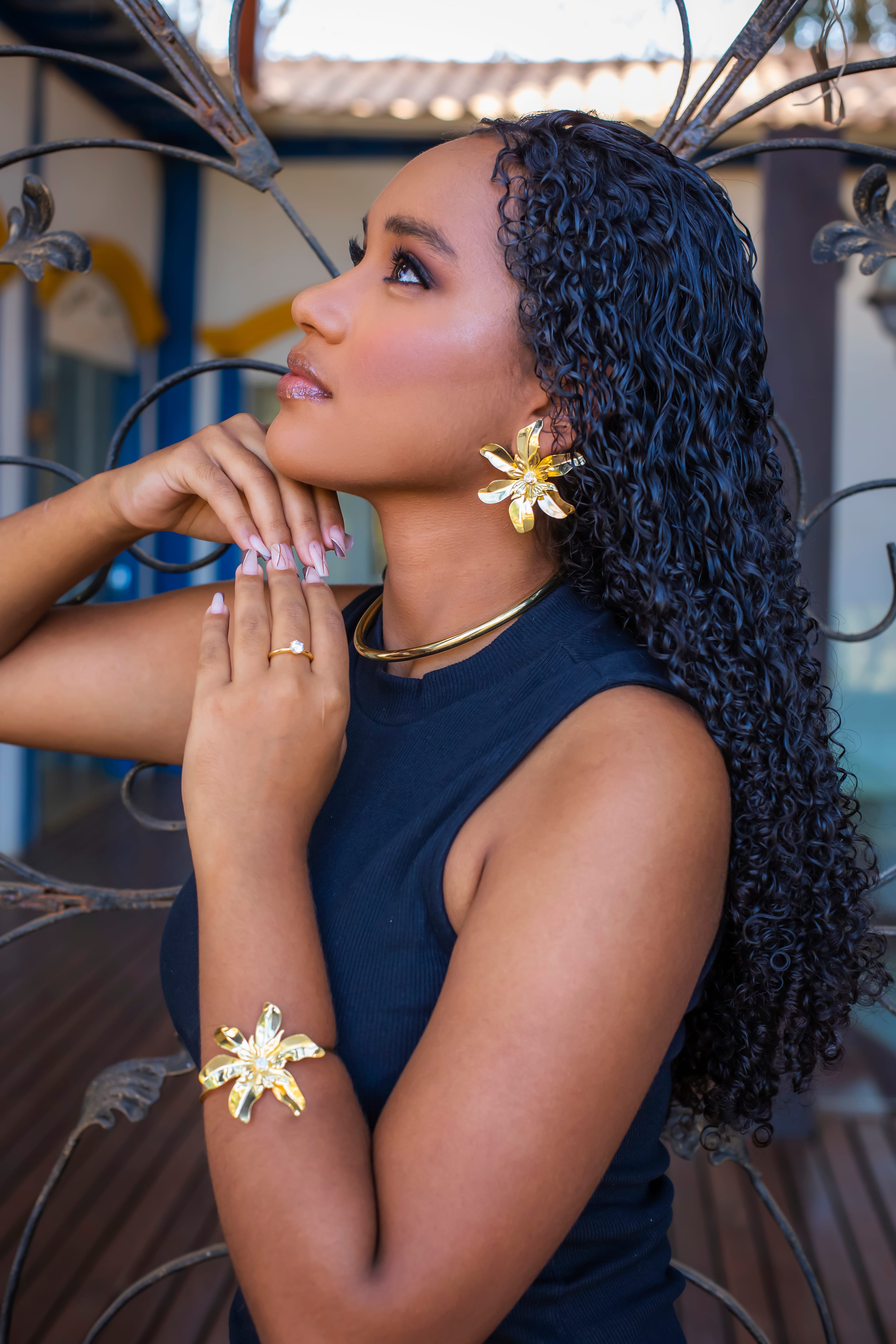 Modelo fashion destacando tendências em semijoias Ferreiras.Me